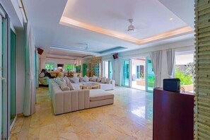 Room - 6 Bedroom Luxury Villa on Golf Course (PH125) (Cha-am)