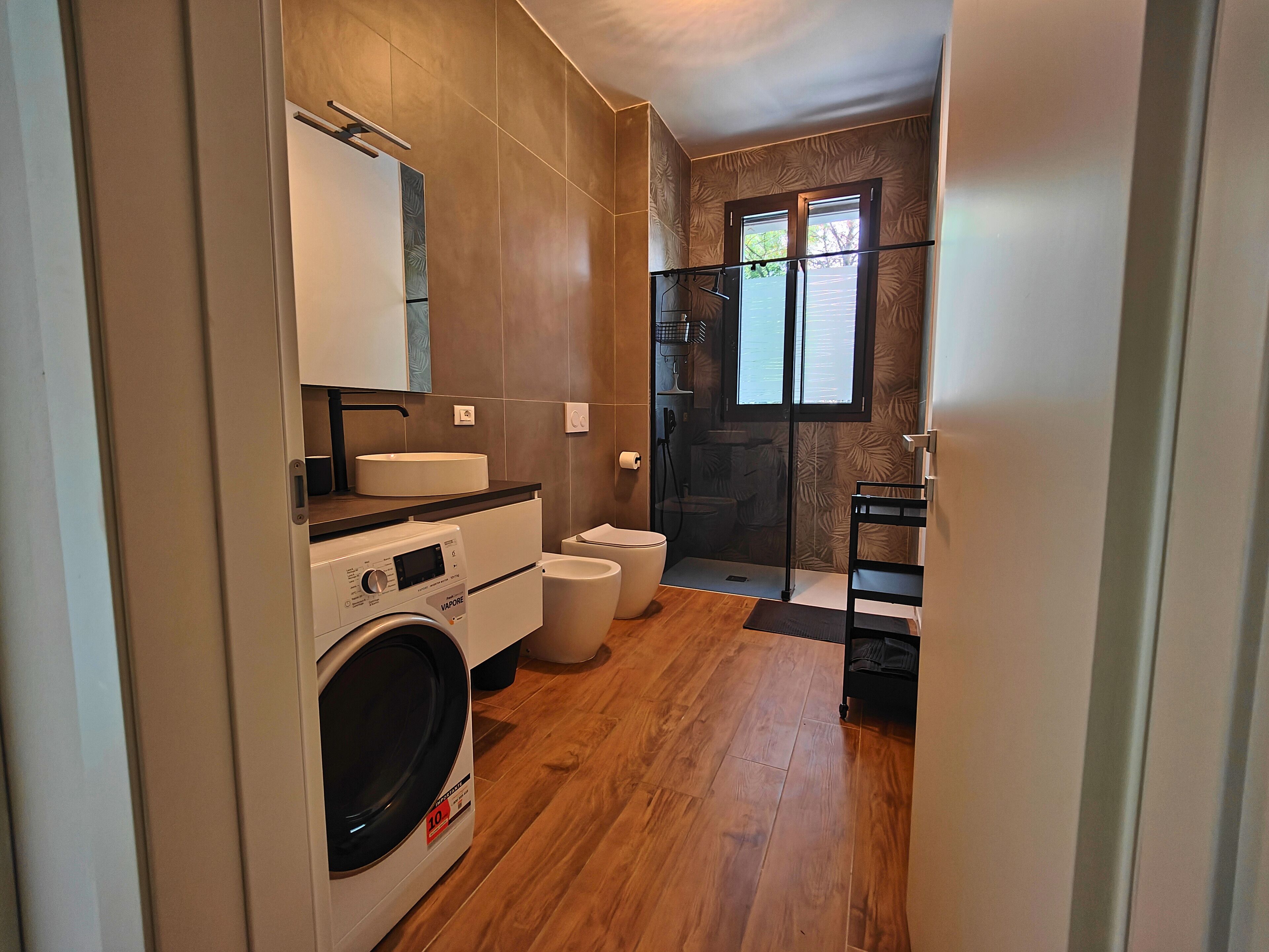 Een douche, een haardroger, een bidet, handdoeken