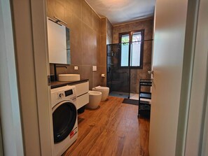 Dusche, Haartrockner, Bidet, Handtücher