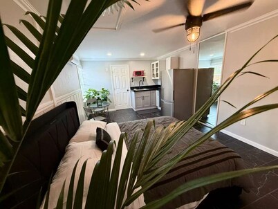 Charming 1-bedroom townhome in Palm Valley with outdoor shower