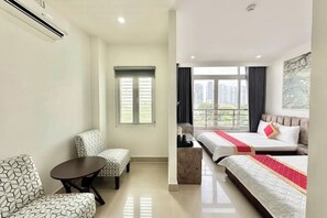 Une chambre d’hôtel avec un lit, une chaise, une petite table et une fenêtre.