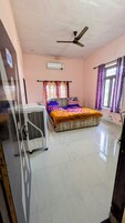 Habitación Confort doble, vistas a la colina | Escritorio y wifi gratis