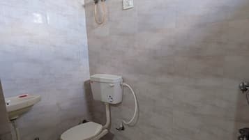 Habitación doble Confort, vista a la colina | Baño | Regadera, amenidades de baño gratuitas, toallas, jabón