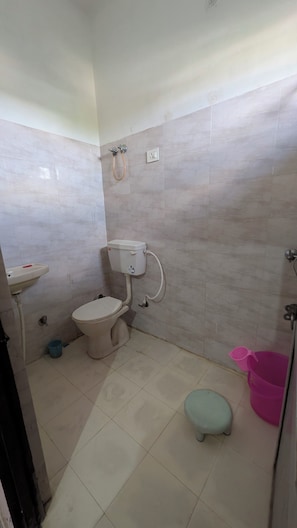 Comfort-dobbeltværelse - bakkeudsigt | Badeværelse | Bruser, gratis toiletartikler, håndklæder, Sæbe