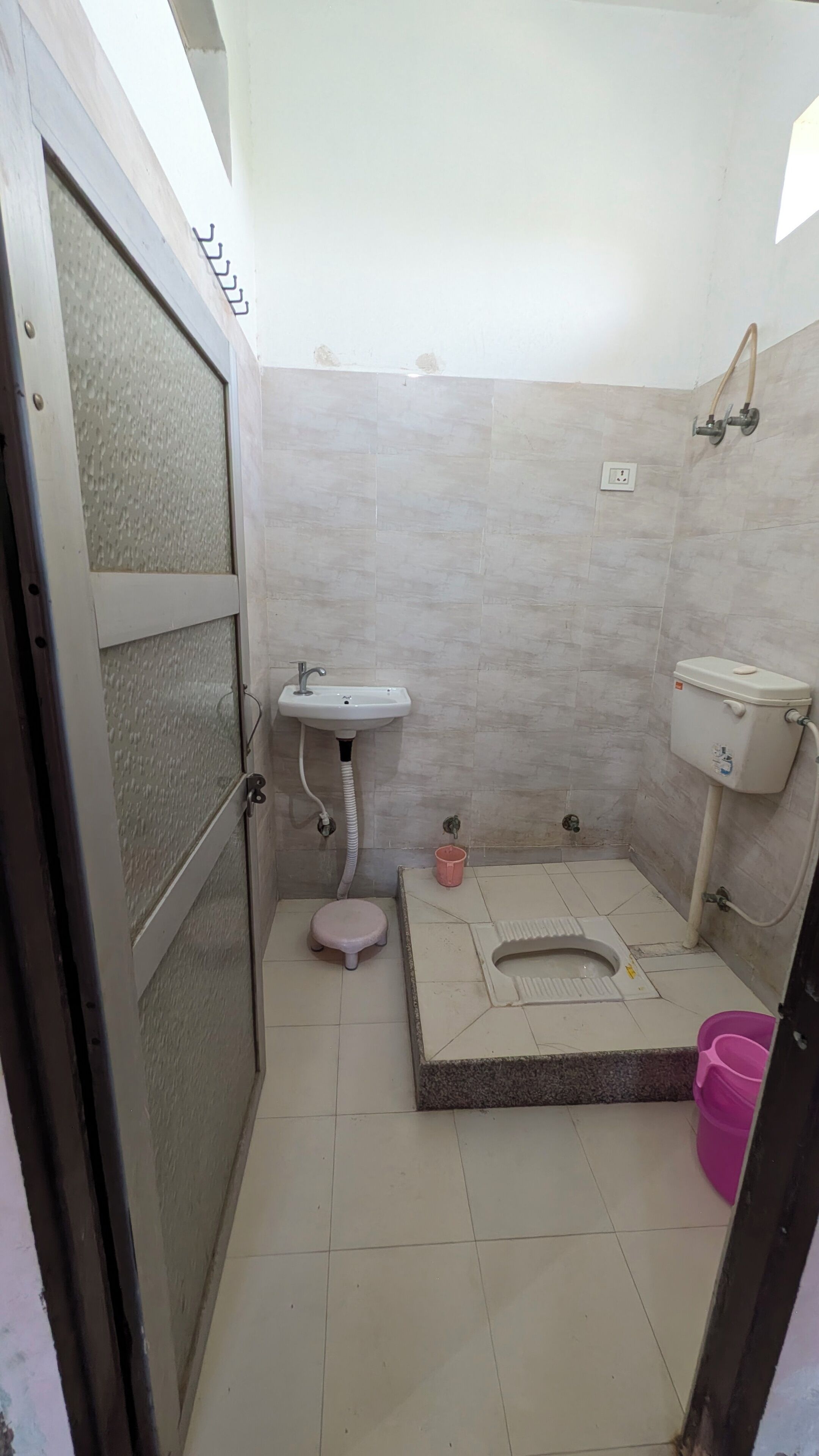 Comfort-Doppelzimmer, Hügelblick | Badezimmer | Dusche, kostenlose Toilettenartikel, Handtücher, Seife