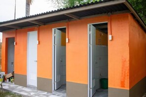 Un edificio con paredes anaranjadas y varias puertas de entrada a espacios interiores.