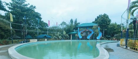 حمام سباحة خارجي