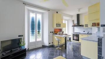 Apartment (1 Bedroom) | Ruang tamu | TV