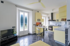 Appartamento (1 Bedroom) | Area soggiorno | TV