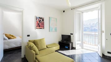 Apartment (1 Bedroom) | Wohnbereich | Fernseher