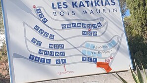 A sign for 'Residence Les Katikias Bois Maurin' with a floor plan and a reception arrow. - T1 apartment with 25m2 terrace and exceptional view (Bandol)