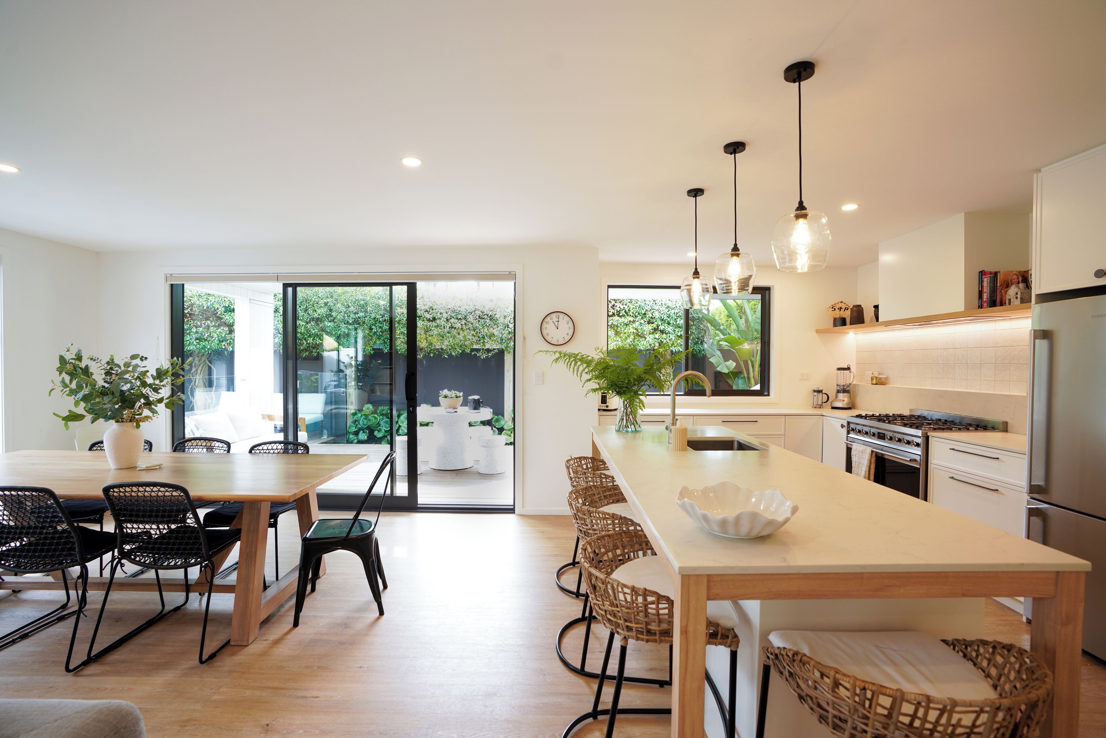 ثلاجة، ميكروويف، فرن، موقد طهي مسطح