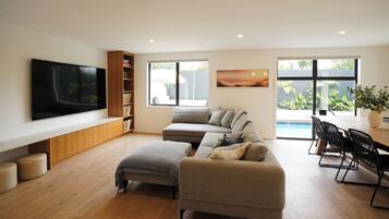 ุชููุฒููู ุฐููุ ู
ูุชุจุ ุดุงุดุฉ ูู
ุจููุชุฑ