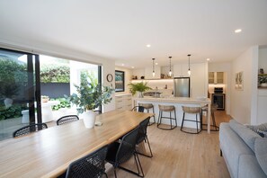 Dining - The Mount Retreat by Aotearoa Escapes (Greerton)