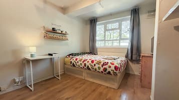 4 bedrooms, desk, iron/ironing board, free WiFi