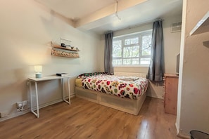 4 quartos, escrivaninha, ferros/tábuas de passar roupa