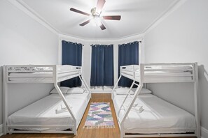 Desk, iron/ironing board, travel crib, WiFi - Huge Home | Sleeps 10+ | Minutes from NYC (Bayonne)