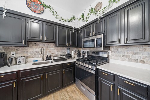 Huge Home | Sleeps 10+ | Minutes from NYC