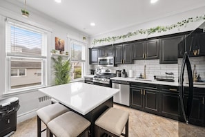 Een koelkast, een magnetron, een oven, een kookplaat