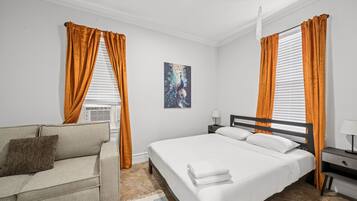 Skrivebord, strykejern/-brett, reiseseng for barn og wi-fi