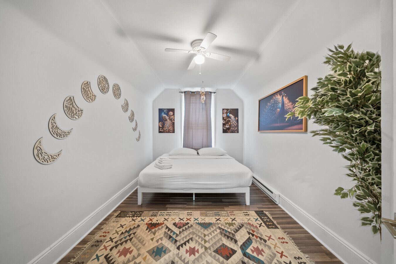 Escritorio, tabla de planchar con plancha, cuna de viaje y wifi