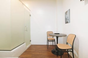 Room - GREN PLACE near Baclaran Airport Road by RedDoorz (Paranaque)