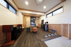 المنشأة من الداخل