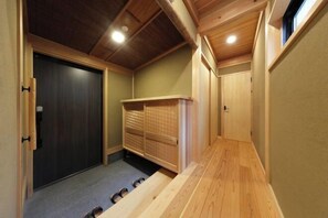 المنشأة من الداخل