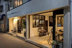 A restaurant with outdoor seating, a sign reading 'LESTAUTANT KIDLIYA,' and a paved street in front. - Jakkou-an Lodge (Kamakura)