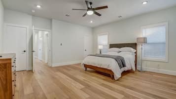 Tabla de planchar con plancha, wifi gratis y ropa de cama