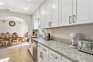 Mikroaaltouuni, uuni, liesi, astianpesukone