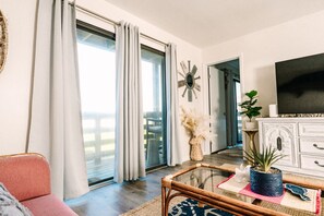 Smart TV - Resort views - Huge Balcony - Steps to the beach! (Tybee Island)