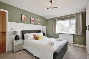 3 Schlafzimmer, Schreibtisch, Bügeleisen/Bügelbrett, Reisekinderbett