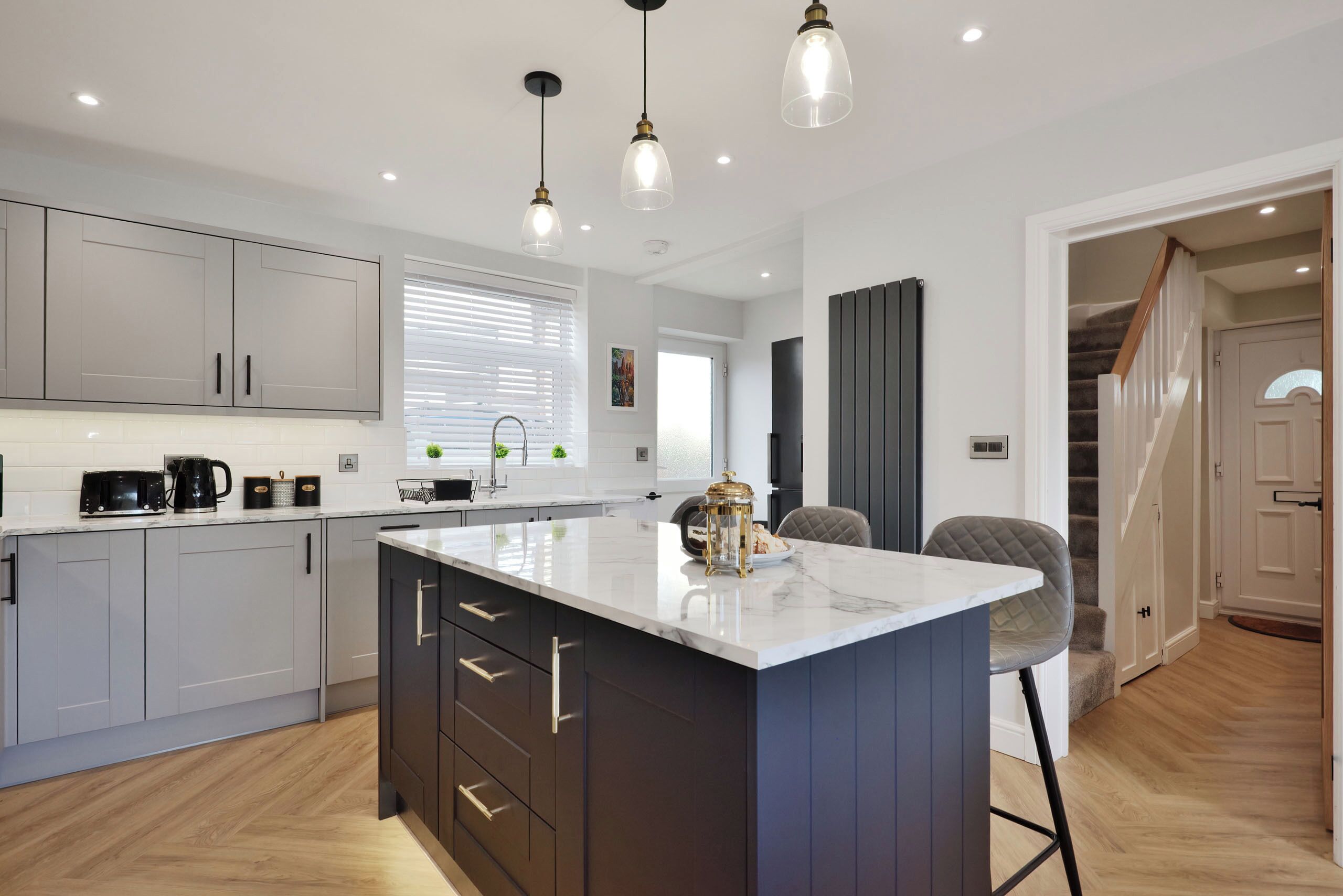 Kjøleskap, mikrobølgeovn, ovn og kokeplater