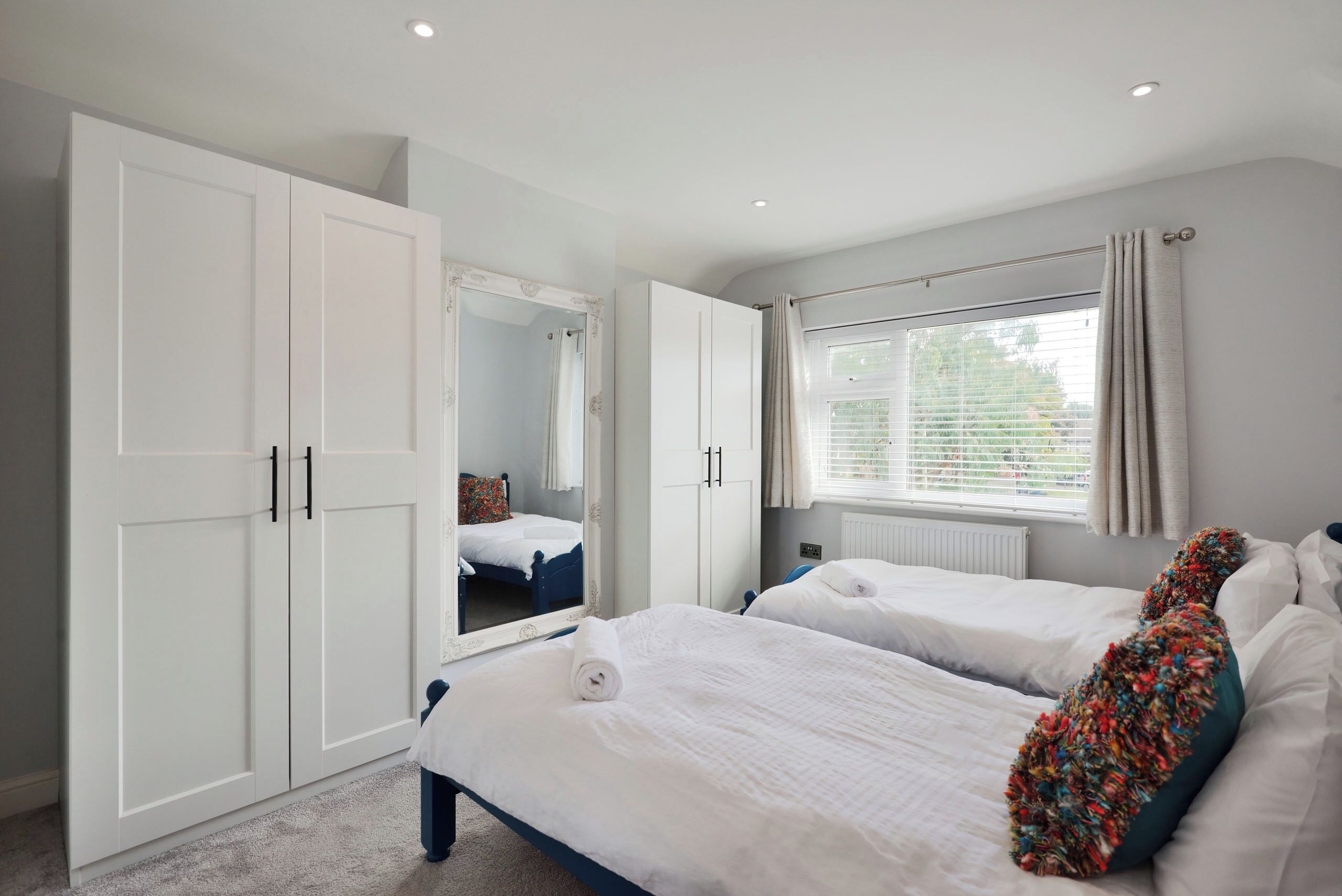 3 makuuhuonetta, työpöytä, silitysrauta/-lauta, vauvan matkasänky