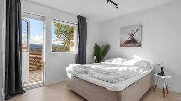 4 soverom, strykejern/-brett, internettilgang og sengetøy