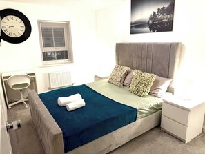 4 عدّة غرف نوم وخدمة الإنترنت وملاءات أسرّة