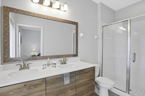 Douche, sèche-cheveux, serviettes fournies, savon