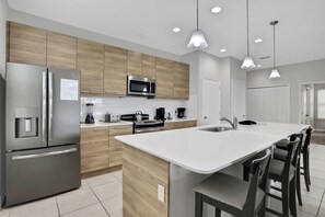 Mikrobølgeovn, ovn, kokeplater og oppvaskmaskin