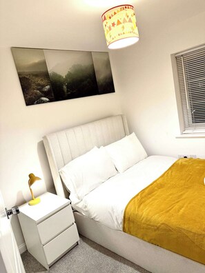 4 عدّة غرف نوم وواي فاي وملاءات أسرّة