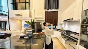 A modern kitchen with a central island, stainless steel appliances, and a dining area with a pool table. - 189/7bangkok 6 bedrooms private pool villa，1000square summer villa (Bangkok)