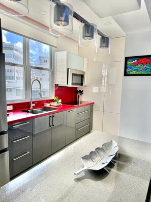 Réfrigérateur, micro-ondes, plaque de cuisson, cafetière/bouilloire