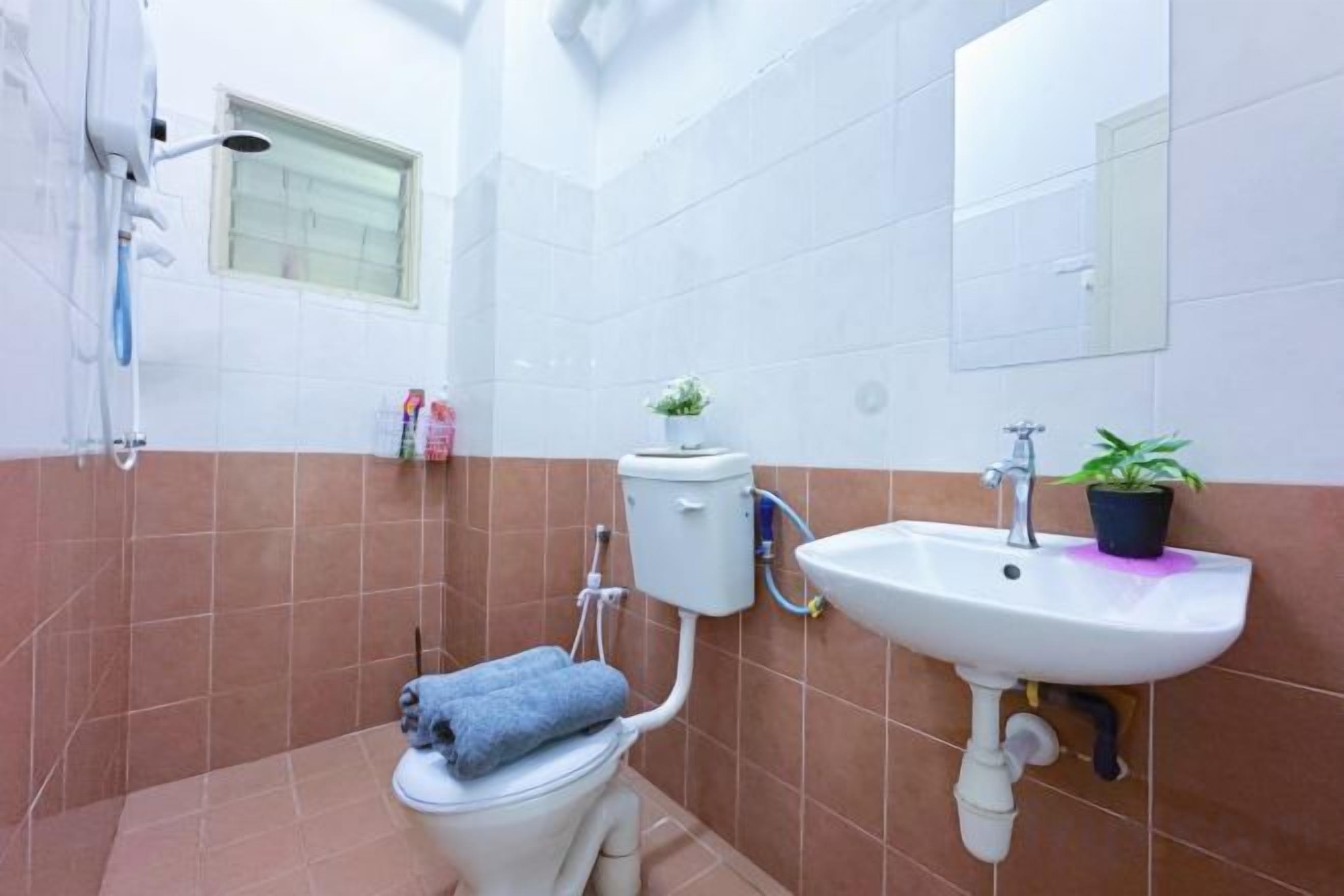 Un baño con inodoro, lavabo y ducha.