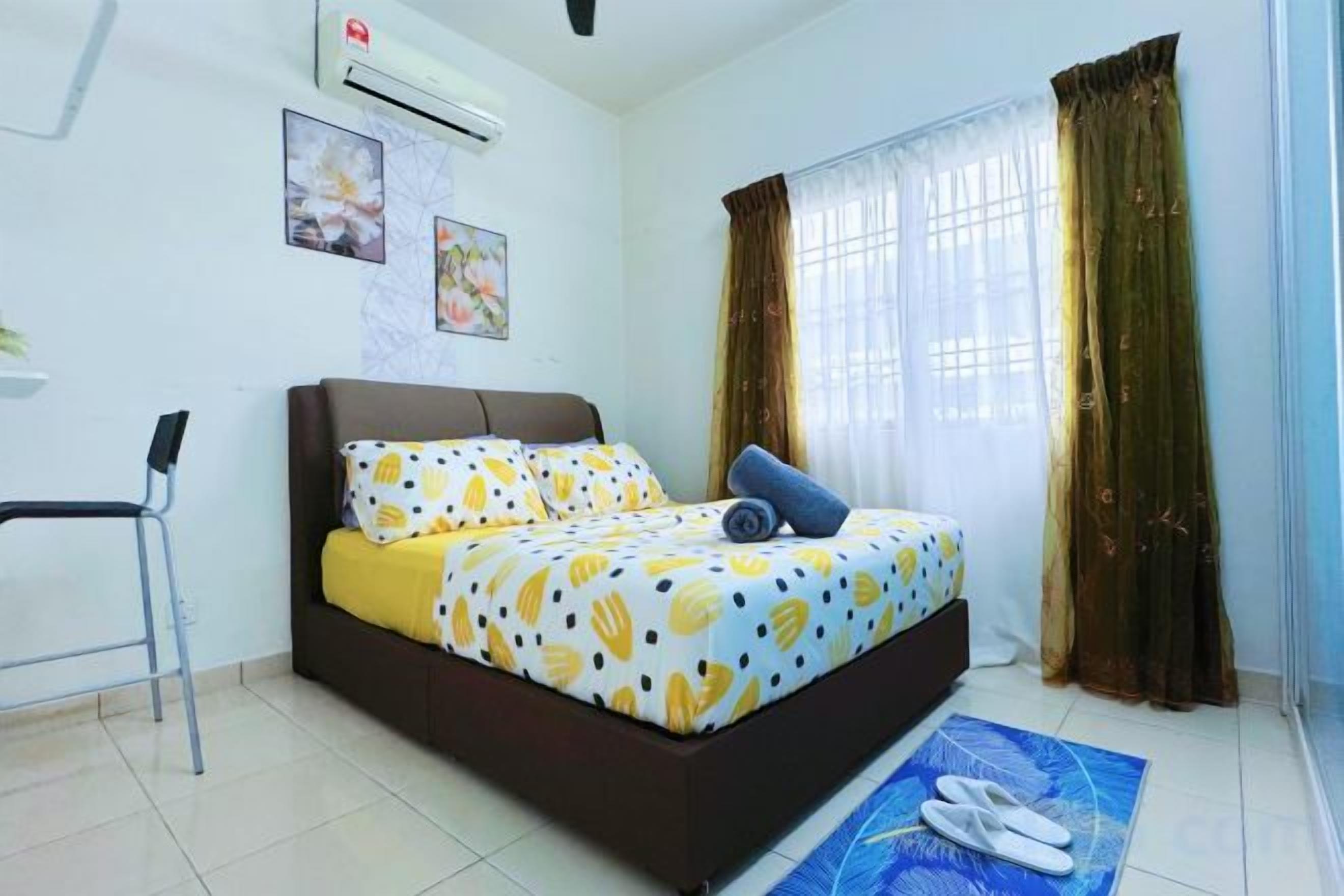 Un dormitorio con una cama, una silla, un ventanal con cortinas y un aire acondicionado instalado en la pared.