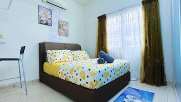 Un dormitorio con una cama, una silla, un ventanal con cortinas y un aire acondicionado instalado en la pared.