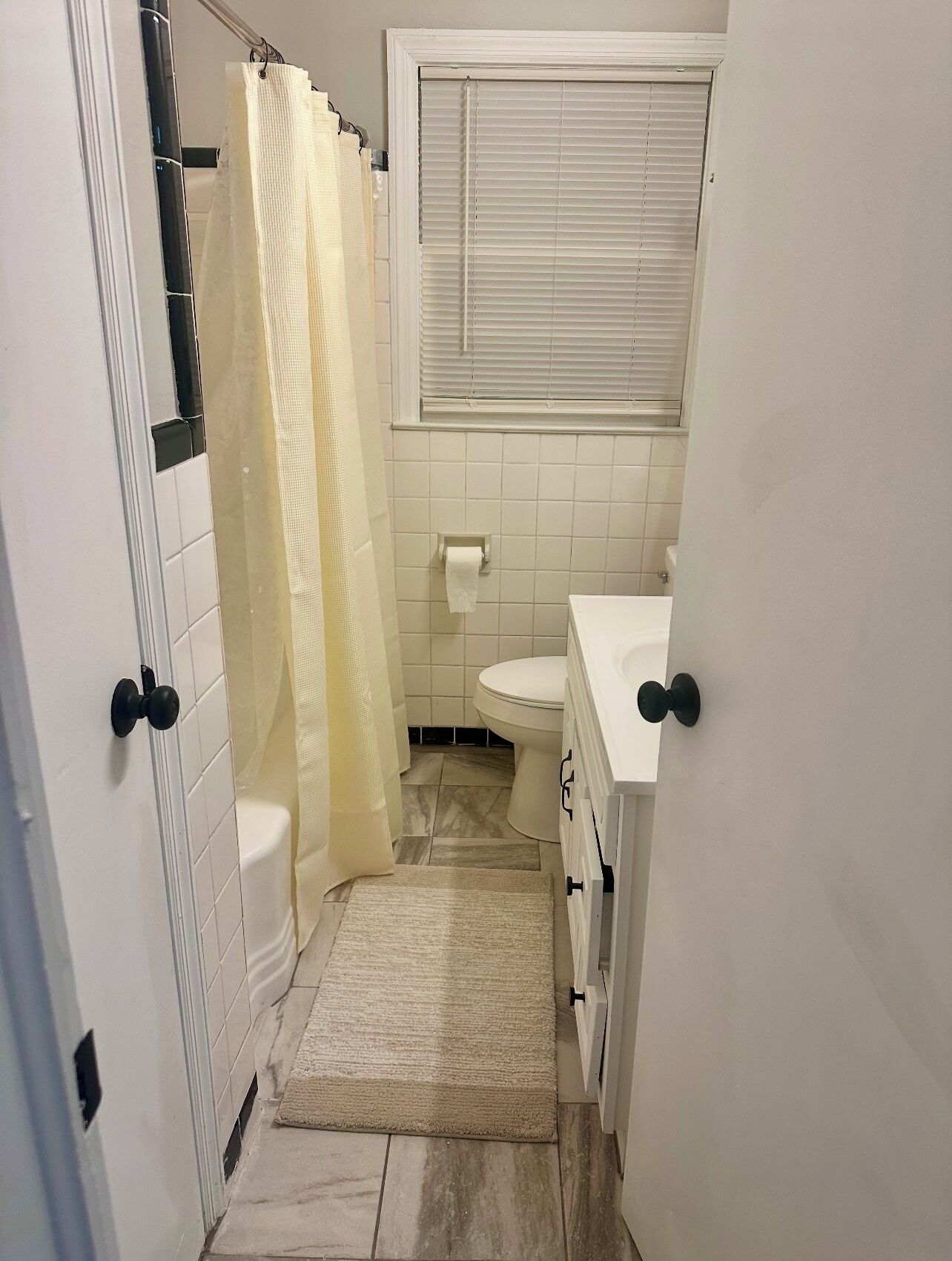 Een haardroger, handdoeken, zeep, toiletpapier