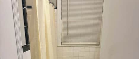 Secadora de cabello, toallas, jabón, papel de baño
