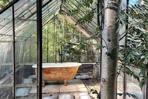 Bañera de hidromasaje cubierta