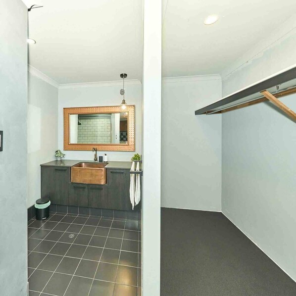 House, 4 Bedrooms, Smoking, Balcony | Bathroom