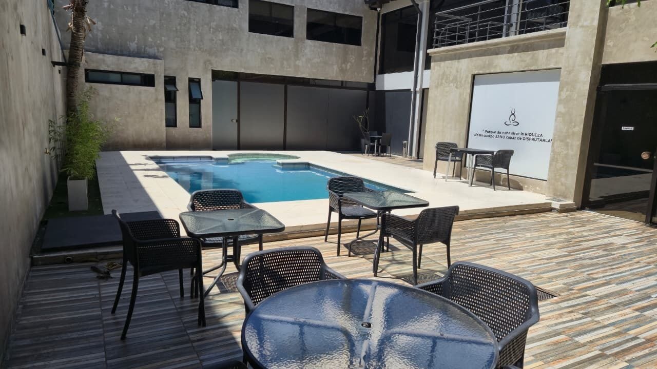 7 من حمّامات السباحة الخارجية